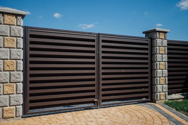 Yeni bir metal çitin parçası