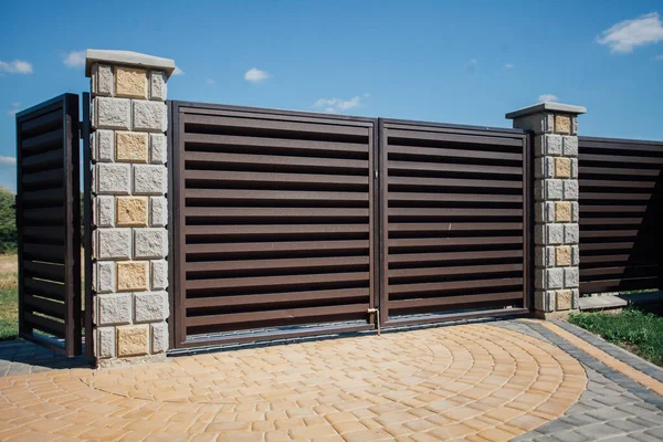 Yeni bir metal çitin parçası