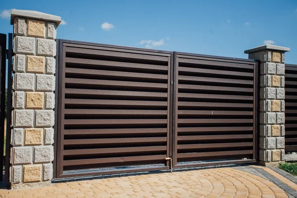 Yeni bir metal çitin parçası