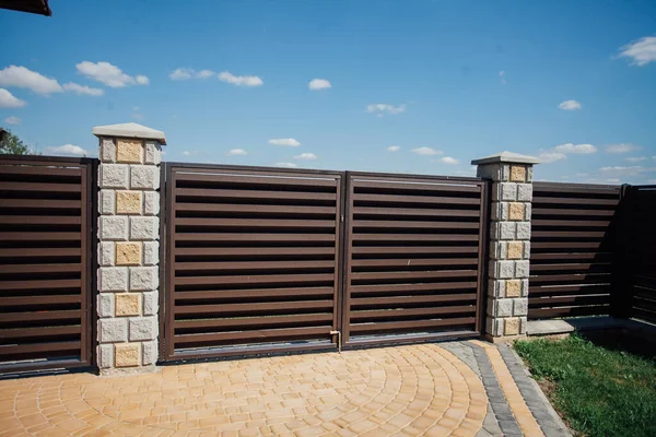 Yeni bir metal çitin parçası