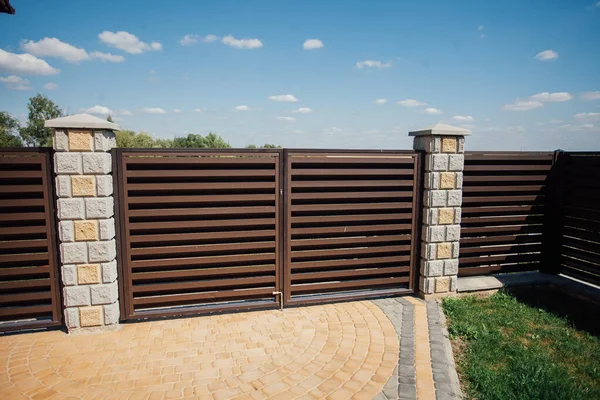 Yeni bir metal çitin parçası