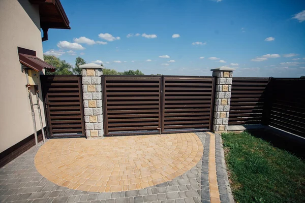 Yeni bir metal çitin parçası