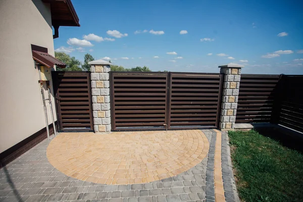 Yeni bir metal çitin parçası