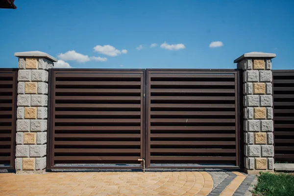 Yeni bir metal çitin parçası