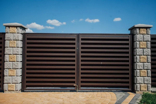 Yeni bir metal çitin parçası