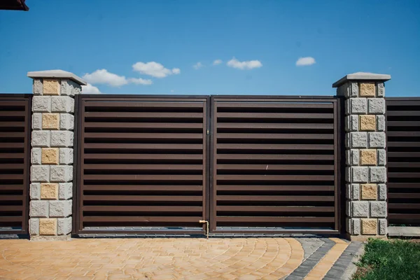 Yeni bir metal çitin parçası