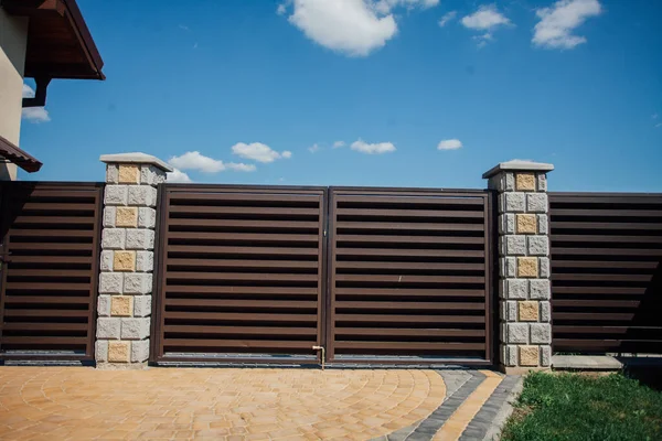 Yeni bir metal çitin parçası