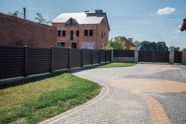 Yeni bir metal çitin parçası