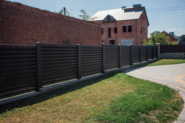 Yeni bir metal çitin parçası