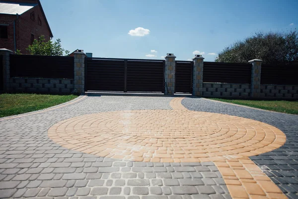 Yeni bir metal çitin parçası