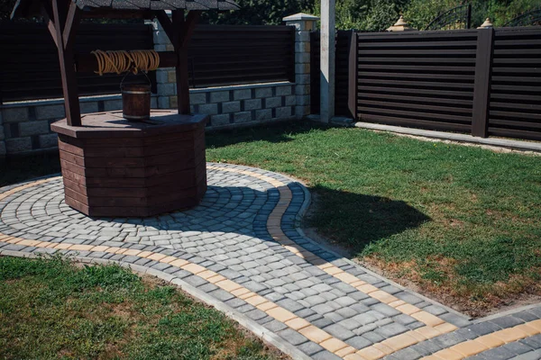 Kırsal kesimdeki modern evin dışında.