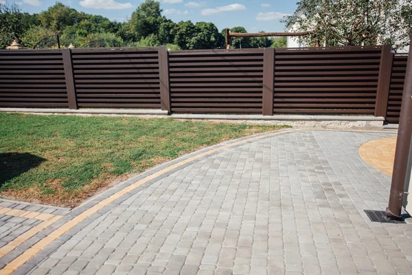 Yeni bir metal çitin parçası