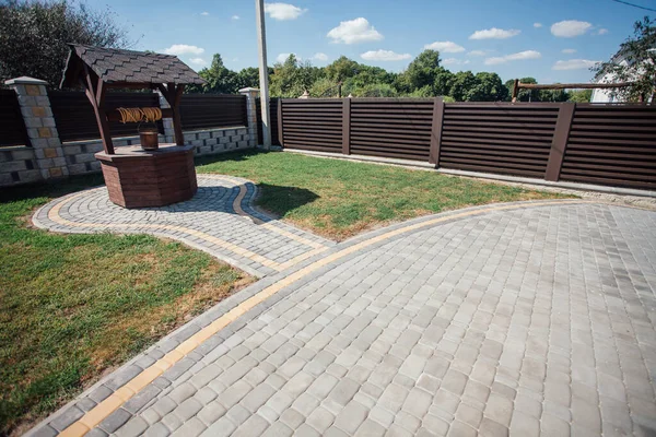 Kırsal kesimdeki modern evin dışında.