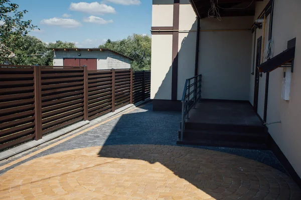 Yeni bir metal çitin parçası