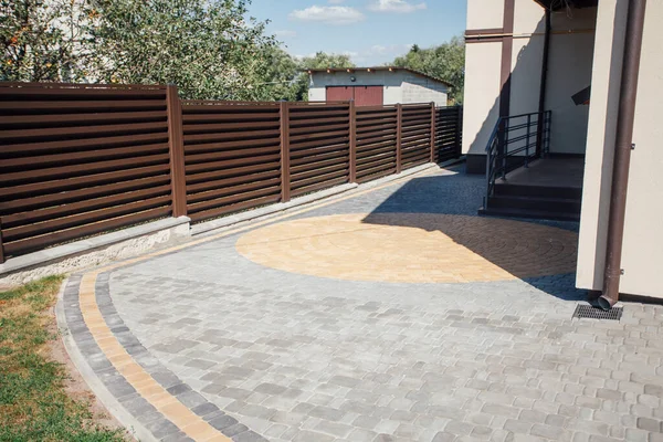 Yeni bir metal çitin parçası