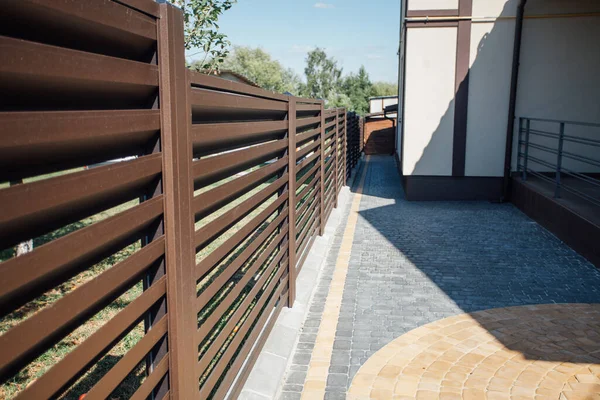 Yeni bir metal çitin parçası