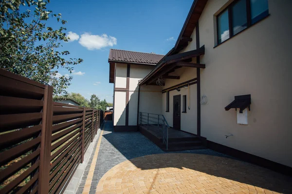 Kırsal kesimdeki modern evin dışında.