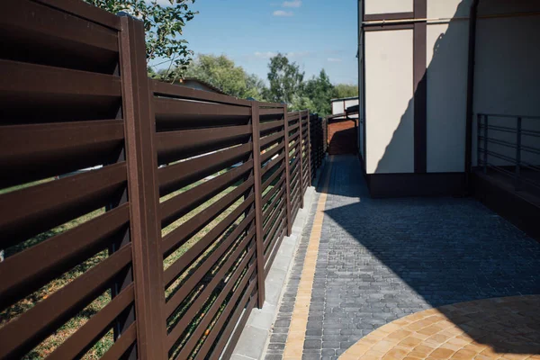 Yeni bir metal çitin parçası