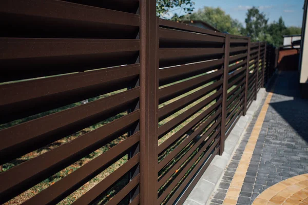 Yeni bir metal çitin parçası