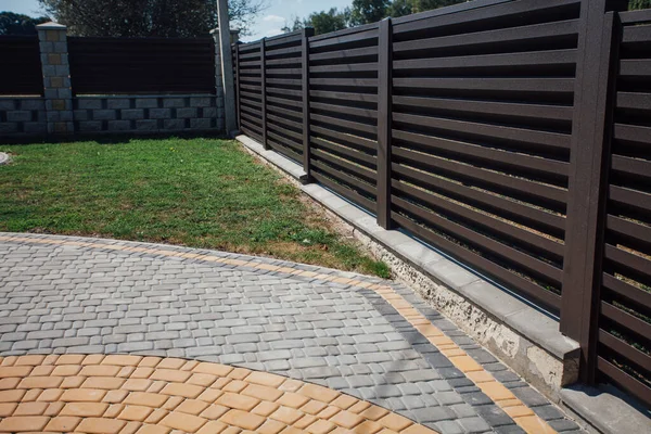 Yeni bir metal çitin parçası