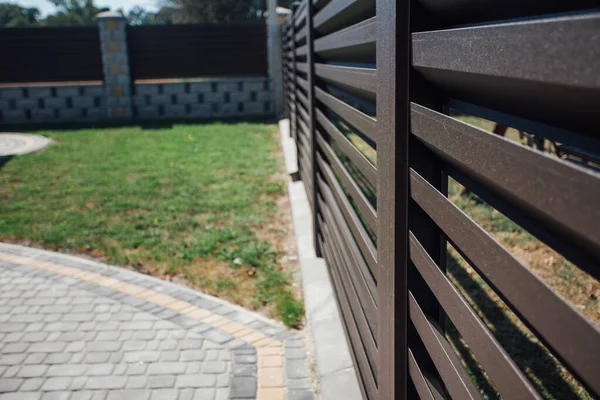 Yeni bir metal çitin parçası