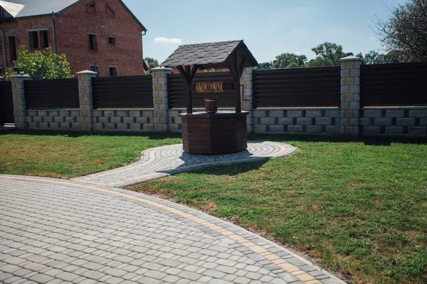 Kırsal kesimdeki modern evin dışında.