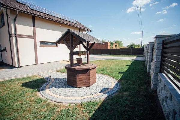 Kırsal kesimdeki modern evin dışında.