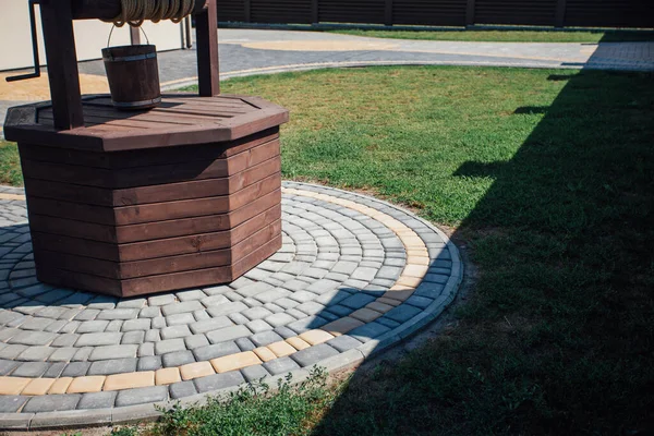 Kırsal kesimdeki modern evin dışında.