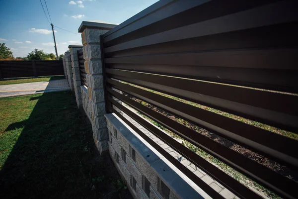 Yeni bir metal çitin parçası