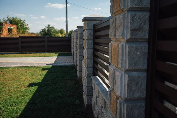 Yeni bir metal çitin parçası