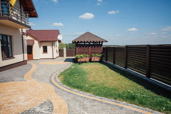 Kırsal kesimdeki modern evin dışında.