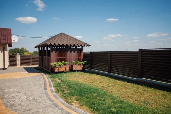 Kırsal kesimdeki modern evin dışında.