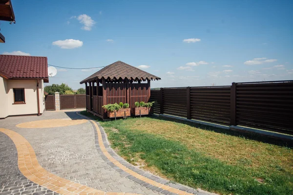 Kırsal kesimdeki modern evin dışında.