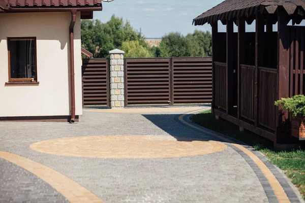 Kırsal kesimdeki modern evin dışında.