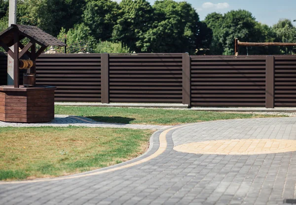 Yeni bir metal çitin parçası