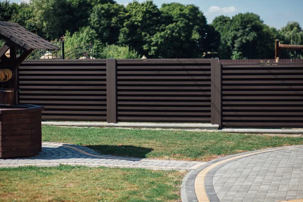 Yeni bir metal çitin parçası