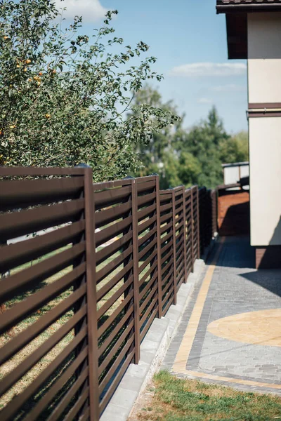 Yeni bir metal çitin parçası