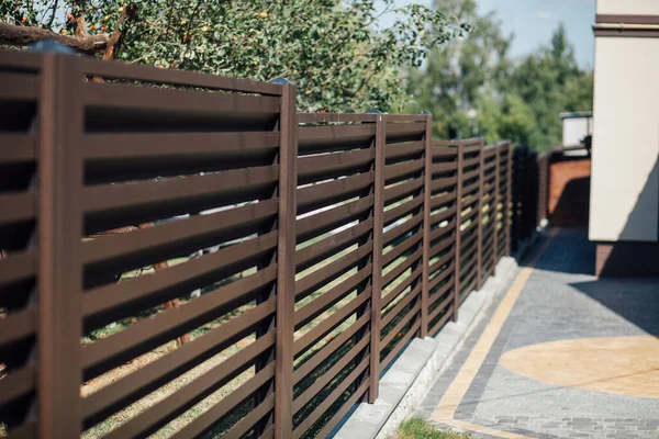 Yeni bir metal çitin parçası