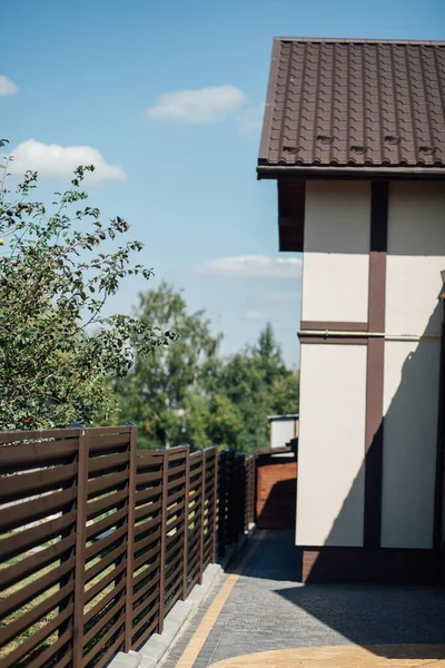 Kırsal kesimdeki modern evin dışında.