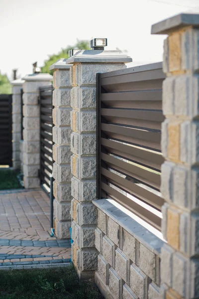 Yeni bir metal çitin parçası