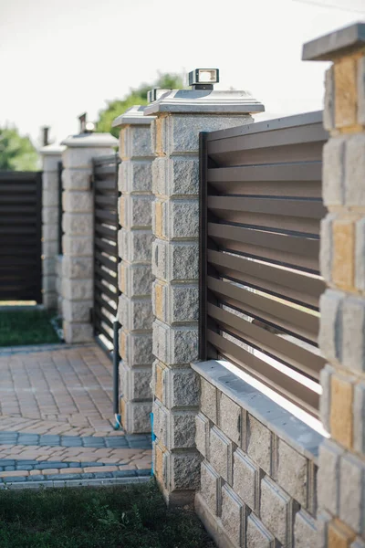 Yeni bir metal çitin parçası