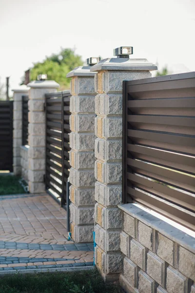 Yeni bir metal çitin parçası