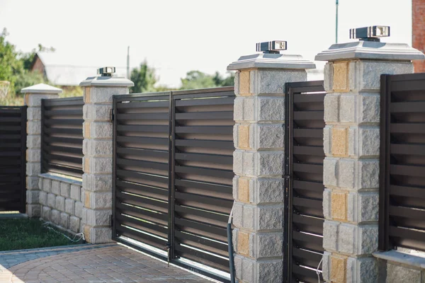 Yeni bir metal çitin parçası