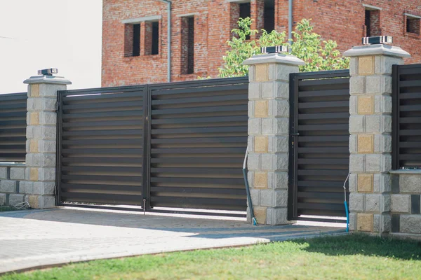 Yeni bir metal çitin parçası