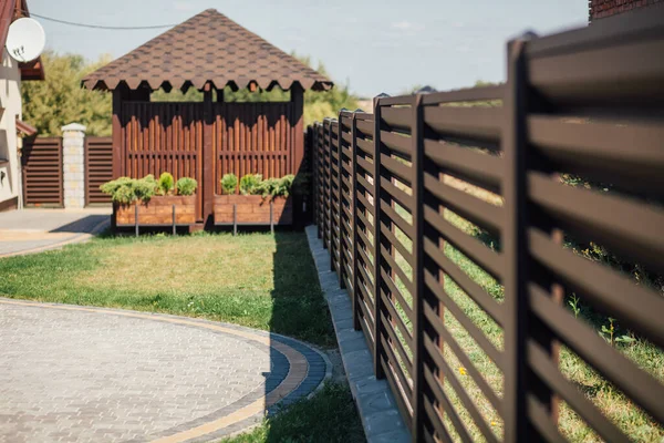 Yeni bir metal çitin parçası