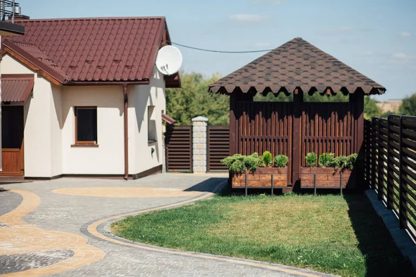 Kırsal kesimdeki modern evin dışında.