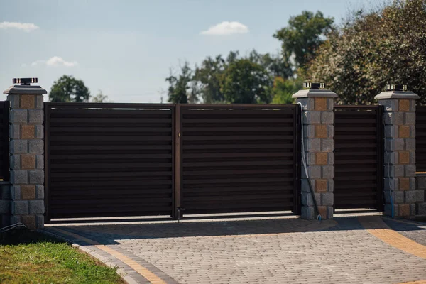 Yeni bir metal çitin parçası