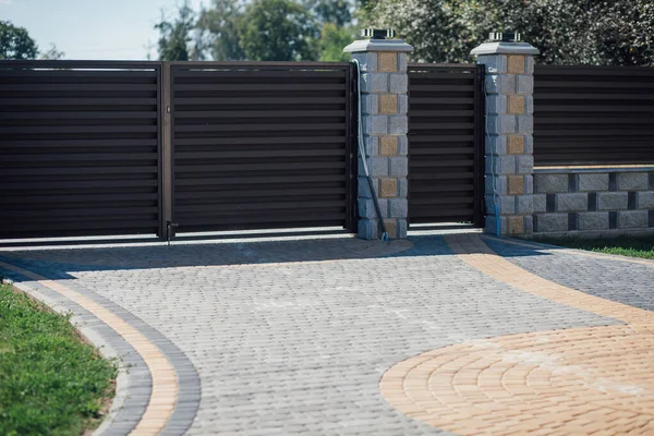 Yeni bir metal çitin parçası