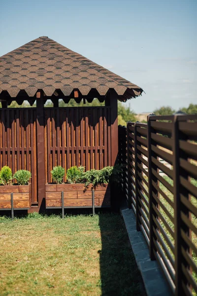 Kırsal kesimdeki modern evin dışında.