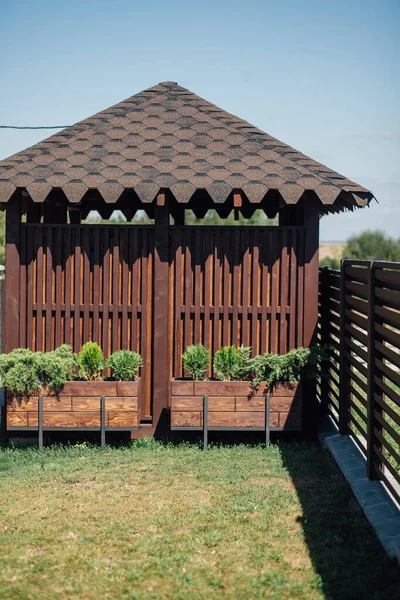 Kırsal kesimdeki modern evin dışında.